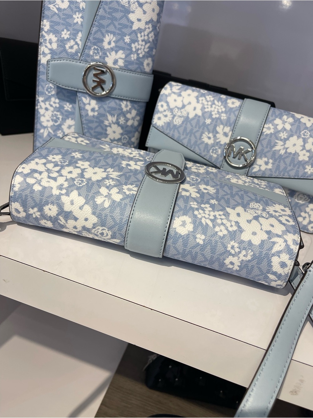 MICHAEL KORS Greenwich Md Printed Signature Logo Convertible Shoulder
Pale Ocean - Picture 8 of 16